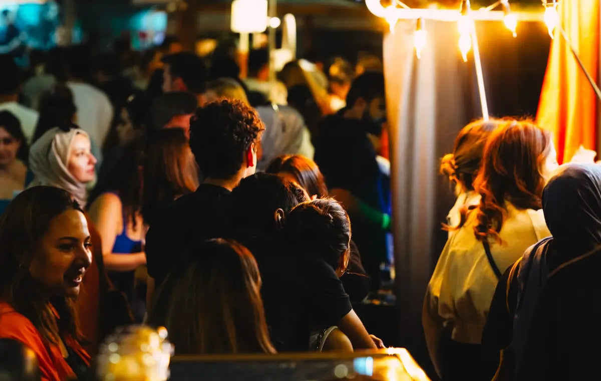 Visiteurs dans un marché gastronomique animé en soirée