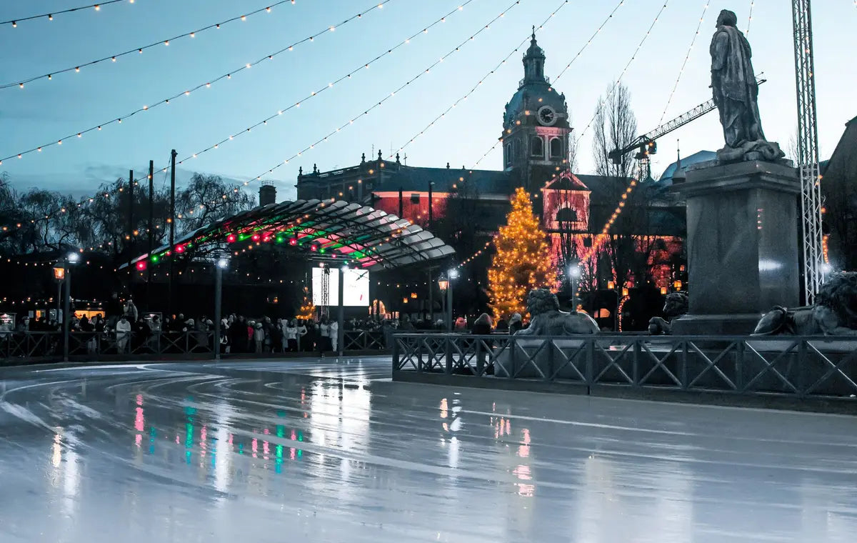 Patinoire extérieure illuminée pour les festivités hivernales